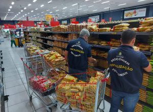 Fiscais-do-Procon-AM-realizam-apreensao-em-supermercado2-Foto-Divulgacao